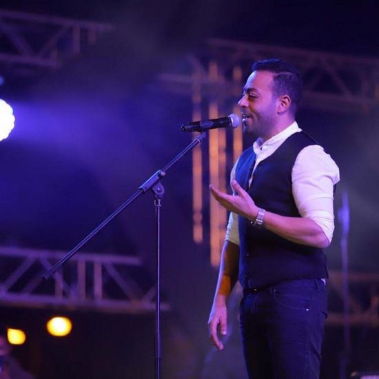 تامر عاشور ينشر صور حفله الأخير في الجامعة البريطانية