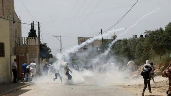 إصابة عشرات الفلسطينيين بالاختناق فى مسيرة بكفر قدوم