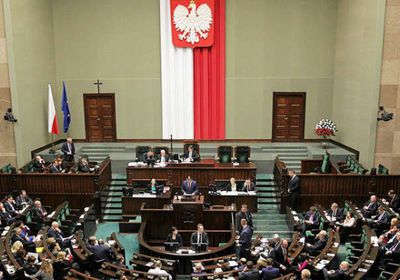 البرلمان البولندي يوافق على قانون يعاقب القضاة في هذا الشأن