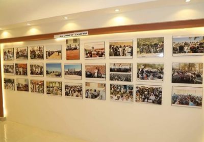 البحسني يفتتح معرض صور يوثّق مراحل الهبة الشعبية الحضرمية