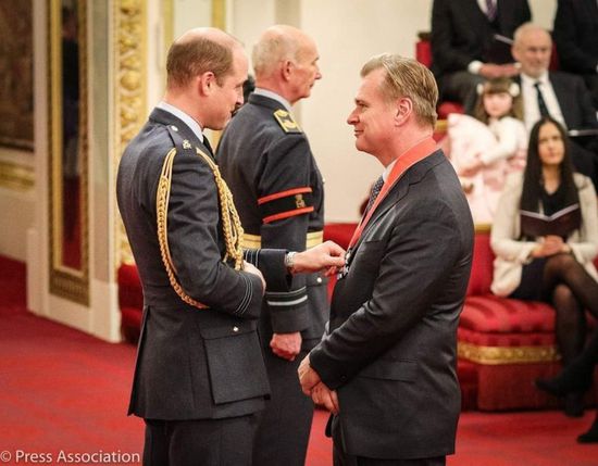 الأمير ويليام يمنح المخرج كريستوفر نولان القلادة الملكية البريطانية