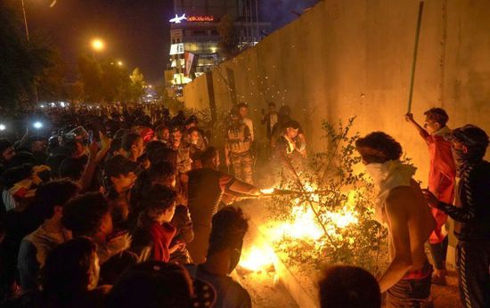 متظاهرون عراقيون يقطعون طرقًا رئيسية احتجاجًا على مرشح الحشد الشعبي لرئاسة الحكومة