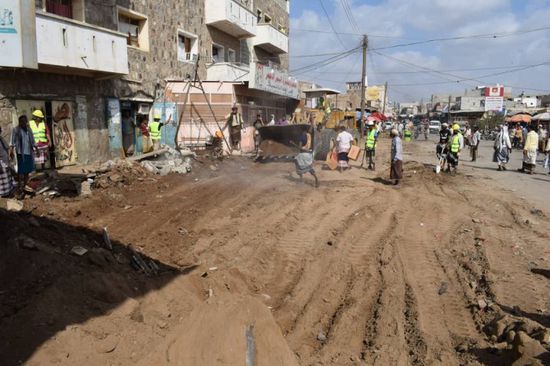 بتكلفة 30 مليون ريال.. سفلتة عدد من شوارع الحوطة بلحج (صور)