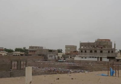 بالمدفعية والقناصة.. مليشيا الحوثي تستهدف الأحياء السكنية بالتحيتا