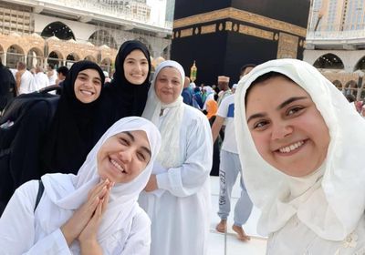 أبطال مسرحية "علاء الدين" يؤدون مناسك العمرة (صور)