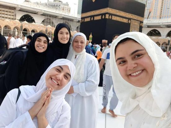 أبطال مسرحية "علاء الدين" يؤدون مناسك العمرة (صور)