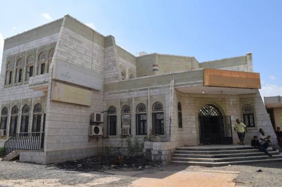 بحلول جديدة.. أمن لحج ينهي احتجاجات حراسة مكتب الاتصالات