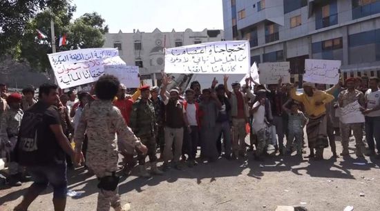 منسوبو المنطقة العسكرية الرابعة يواصلون اعتصامهم أمام معاشيق (صور) 