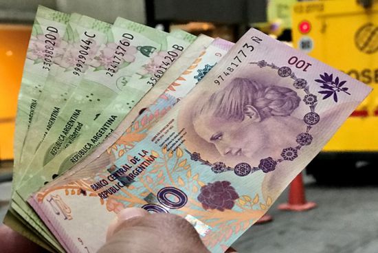 البيزو الأرجنتيني يسجل أدنى مستوياته أمام الدولار