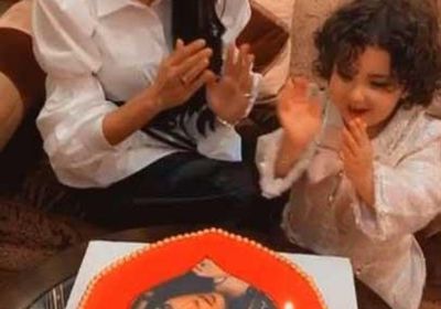 بصحبة نجلتها.. دنيا بطمة تحتفل بعيد زواجها (صور وفيديو)