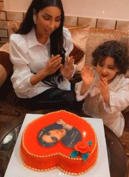 بصحبة نجلتها.. دنيا بطمة تحتفل بعيد زواجها (صور وفيديو)