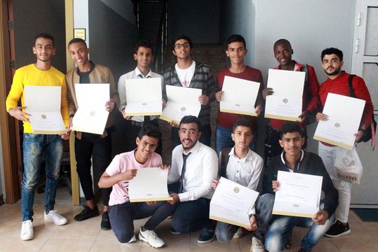 السفارة الأمريكية: تخرج 100 طالب من "الأمديست" بعدن