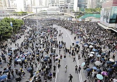  لتفريق المتظاهرين.. شرطة هونج كونج تطلق الغاز المسيل للدموع 