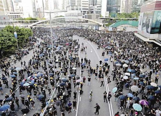  لتفريق المتظاهرين.. شرطة هونج كونج تطلق الغاز المسيل للدموع 