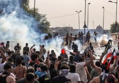  معتصمون عراقيون يحرقون العلم الإيراني وسط بغداد 