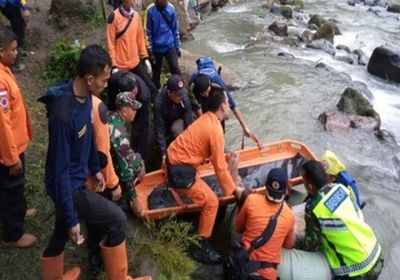 مصرع 27 شخصا وإصابة 10 أشخاص إثر انحدار حافلة في إندونيسيا