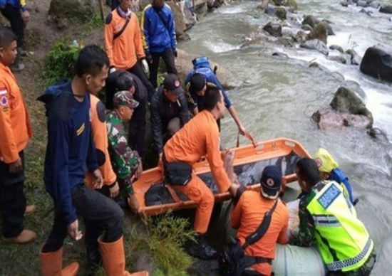 مصرع 27 شخصا وإصابة 10 أشخاص إثر انحدار حافلة في إندونيسيا