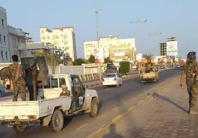 الأجهزة الأمنية تنفذ حملة أمنية موسعة بالسكنية وكورنيش المحافظ بعدن