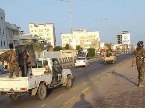 الأجهزة الأمنية تنفذ حملة أمنية موسعة بالسكنية وكورنيش المحافظ بعدن