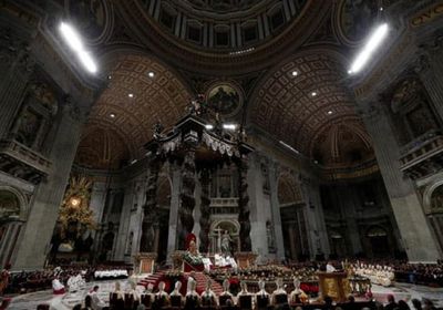 بابا الفاتيكان يقبل تمثالا بقداس عيد الميلاد (صور)