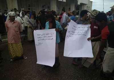 أبناء سقطرى يحتجون أمام المطار على وصول لجنة الإخوان المشبوهة (صور)