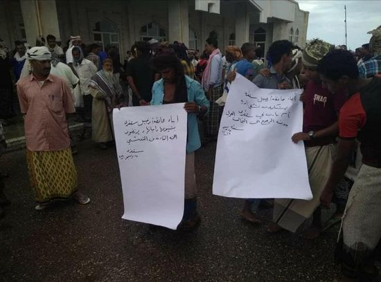 أبناء سقطرى يحتجون أمام المطار على وصول لجنة الإخوان المشبوهة (صور)