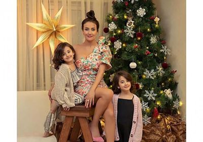 كندة حنا تحتفل بالكريسماس بصحبة نجلتيها (صور)