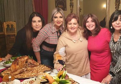 ميرفت أمين بصحبة دلال عبدالعزيز وبوسي شلبي للاحتفال بالكريسماس