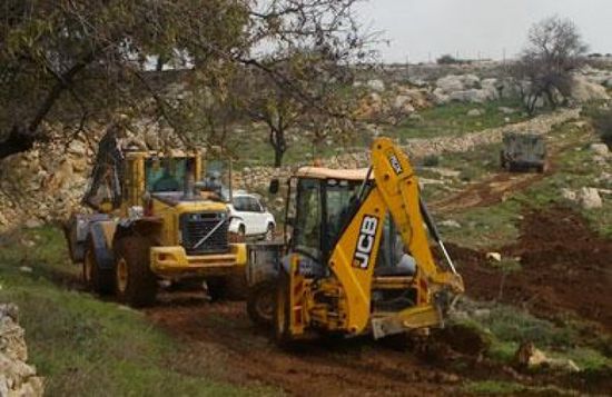 آليات عسكرية إسرائيلية تجرف الأراضي الفلسطينية الزراعية