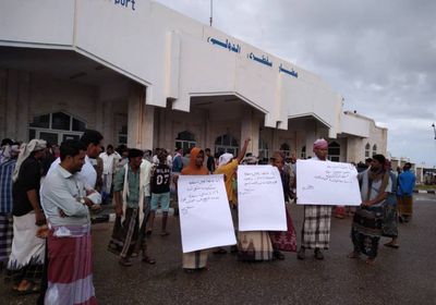 بعد الانتفاضة السقطرية.. لجنة الإخوان المشبوهة تعود إلى مأرب صاغرة (صور وفيديو)