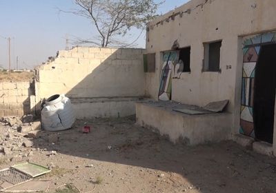 في جريمة إرهابية..مليشيات الحوثي تدمر منزلاً وتقنص المواطنين في حيس (فيديو)