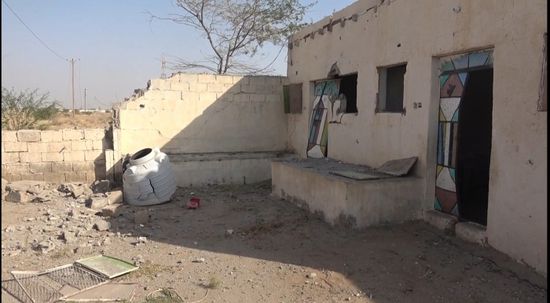 في جريمة إرهابية..مليشيات الحوثي تدمر منزلاً وتقنص المواطنين في حيس (فيديو)