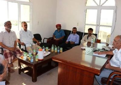 تفاصيل اجتماع رئيس انتقالي حضرموت من موظفي الضرائب المضربين عن العمل