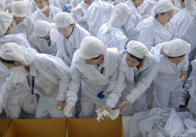 عبر البضائع.. رسائل استغاثة عمال صينيين "يائسين" تصل إلى الغرب