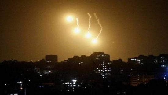  إسرائيل تطلق 3 قنابل مضيئة فوق بلدة لبنانية