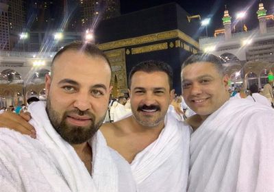 محمد رجب يؤدي مناسك العمرة 