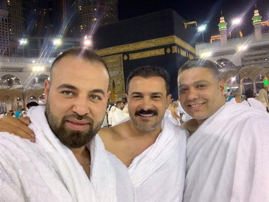 محمد رجب يؤدي مناسك العمرة 