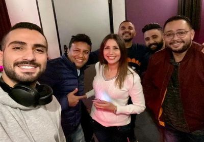 جنات بصحبة محمد الشرنوبي لغناء تتر مسلسل "بخط الإيد"