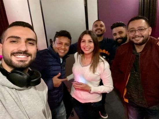 جنات بصحبة محمد الشرنوبي لغناء تتر مسلسل "بخط الإيد"