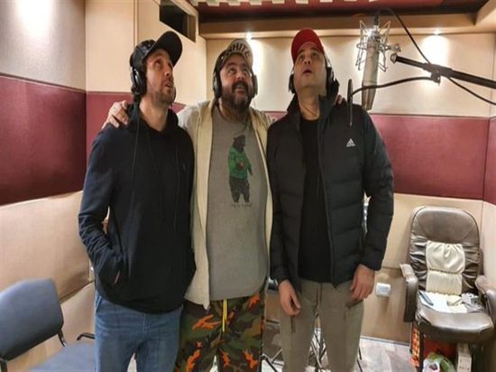 أكرم حسني وهشام ماجد وشيكو يسجلون أغاني مسرحية "عطل فني"