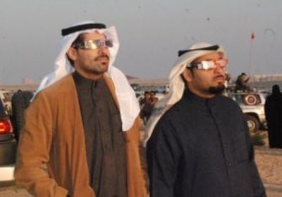 آلالاف السعوديين يشاهدون الكسوف الشمسي في الأحساء ( صور)