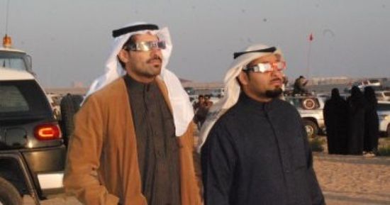 آلالاف السعوديين يشاهدون الكسوف الشمسي في الأحساء ( صور)