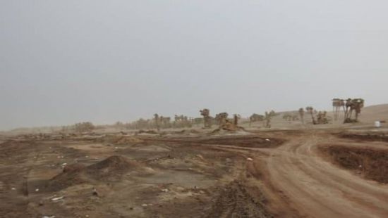 بالقذائف المدفعية..مليشيات الحوثي تقصف مواقع "المشتركة" في الفازة
