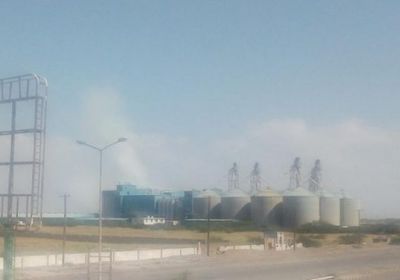 لتدمير مخازن الدقيق..مليشيات الحوثي تقصف مطاحن البحر الأحمر بالحديدة