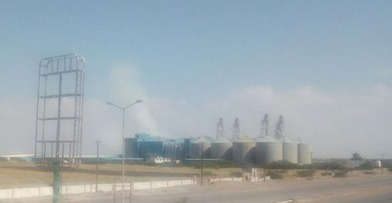 لتدمير مخازن الدقيق..مليشيات الحوثي تقصف مطاحن البحر الأحمر بالحديدة