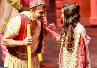 أحمد عز يتألق في العرض الأول لمسرحية علاء الدين (صور وفيديو)