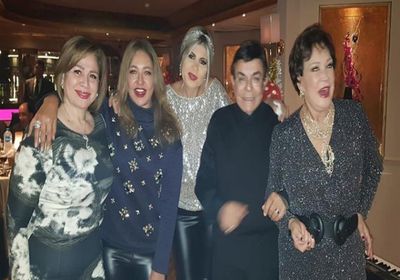 سمير صبري يحتفل بعيد ميلاده مع نجوم الفن (فيديو)