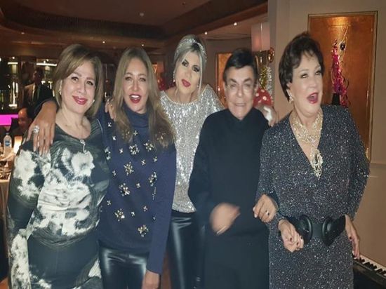 سمير صبري يحتفل بعيد ميلاده مع نجوم الفن (فيديو)