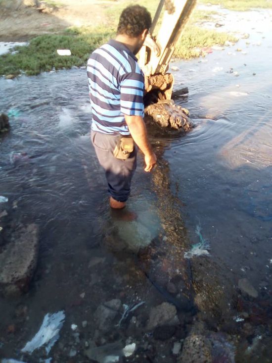 إصلاح أنبوب مياه رئيسي بالعاصمة عدن ( صور)