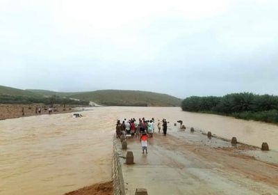حاولا عبور السيول بدراجة.. فقدان شخصين في حديبو بسقطرى
